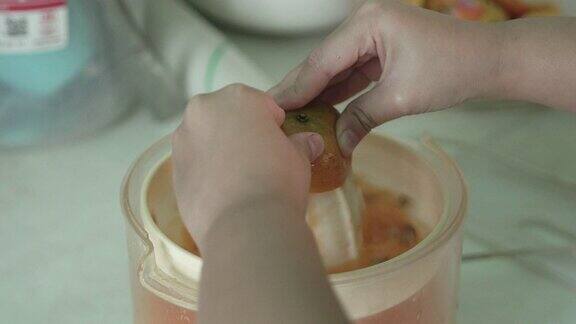 女性制作橙汁的手特写镜头