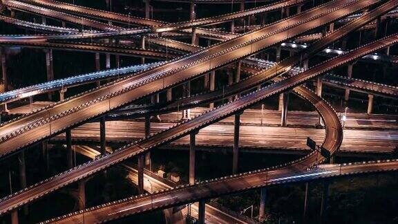 TU鸟瞰图天桥和繁忙的交通在夜间
