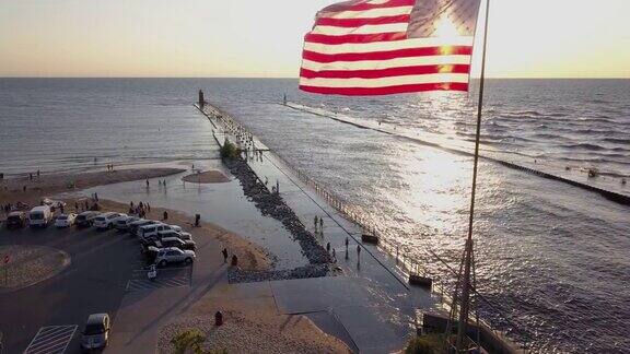 无人机拍摄的日落时分的密歇根湖美国国旗在南港自由飘扬
