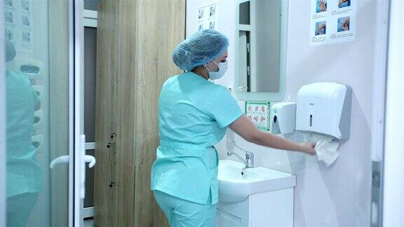 一个护士在洗手