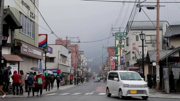 日本福冈裕福市日本人在暴风雪中行走