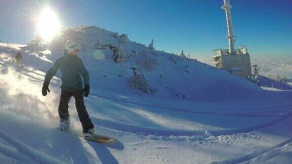 慢动作:在有趣的冬日里山上免费滑雪新鲜的粉末雪
