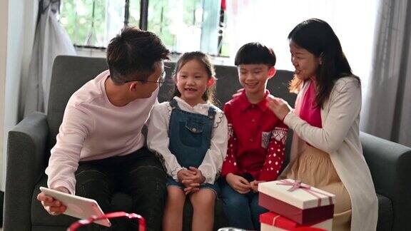 一个亚洲家庭在春节期间用智能手机进行视频通话