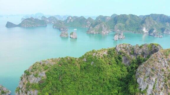 空中:飞越下龙湾岩石尖塔越南著名的旅游景点