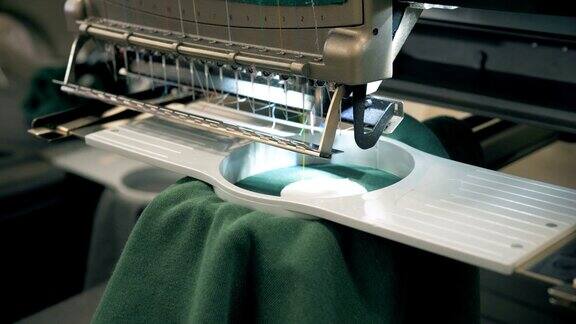 缝纫机缝绿色织物-近距离