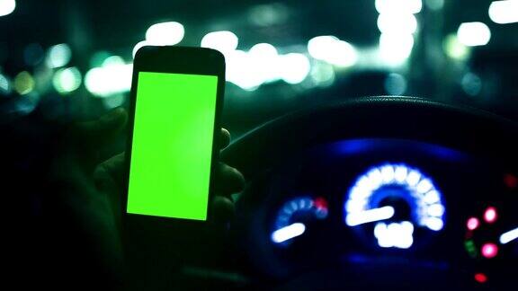 人们在车上用智能手机绿色屏幕