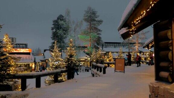 芬兰罗瓦涅米圣诞老人村的夜景