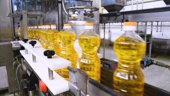 葵花籽油的瓶子在生产线上移动葵花油制品厂