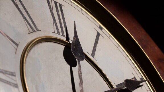 时间推移关闭缩小一个古老的时钟与罗马数字
