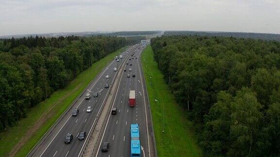 汽车沿着现代化的高速公路行驶穿过绿色的森林空中