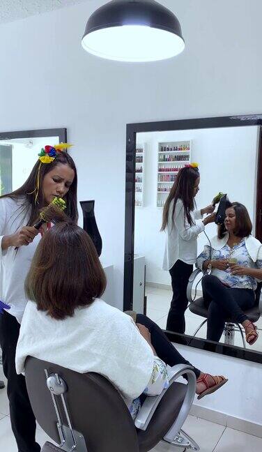 一名巴西女子在美容院