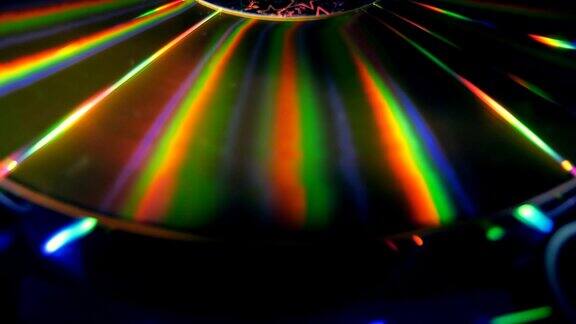 许多光盘靠近一个巨大的金色激光光盘旋转