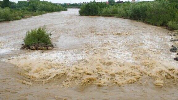 春季暴雨期间洪水泛滥河水浑浊河面宽阔
