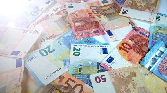 旋转的欧元纸币