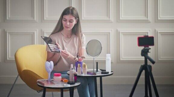 专业化妆师在社交媒体上直播为美容博客记录评论化妆品