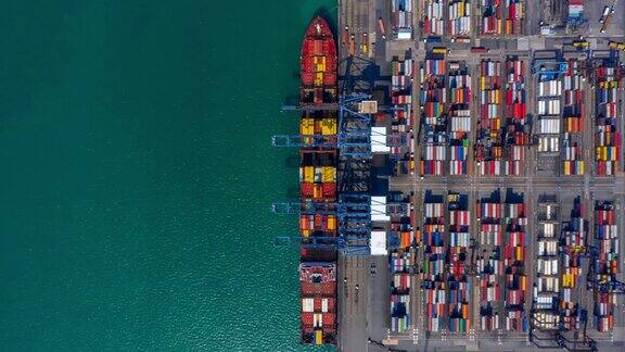 集装箱船用码头起重机载运进出口集装箱箱全球商业货物货运海运商业贸易物流以及海外世界各地的集装箱船