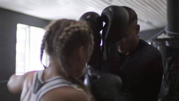 拳击教练训练年轻女子