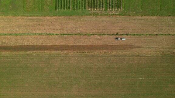从上到下:农民在阳光明媚的乡村开着拖拉机给田地施肥