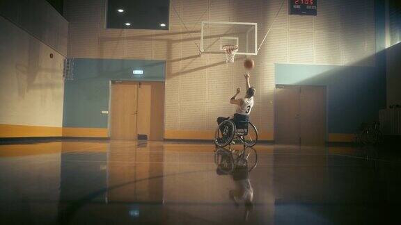轮椅篮球运动员身穿白色球衣运球成功得分完美一个残疾人的决心快速移动得分漂亮