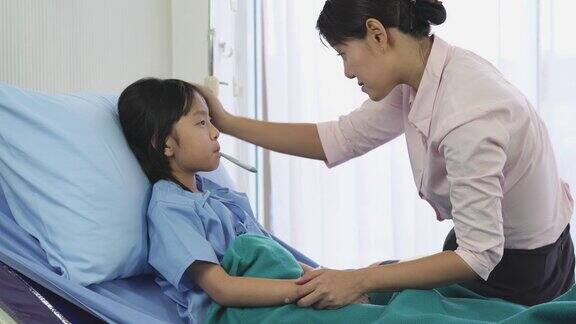 亚洲医生探望病人小女孩建议到医院进行身体检查家庭、医疗、保健和技术