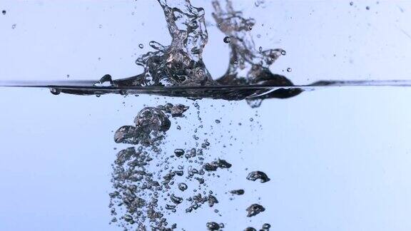 冰块掉进水里慢镜头