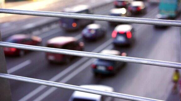 许多汽车在严重的交通堵塞中缓慢行驶人们在路边搭便车