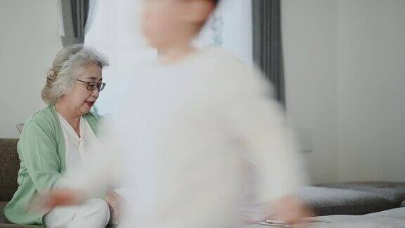 护士在家中为一位老年女病人测量血压