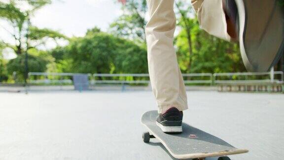 泰国年轻人在户外练习玩滑板