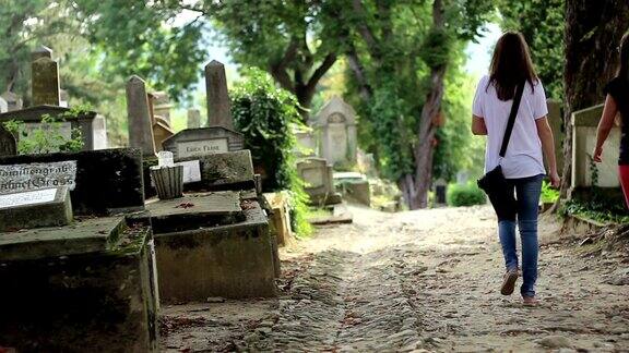 两个女孩在墓地里散步