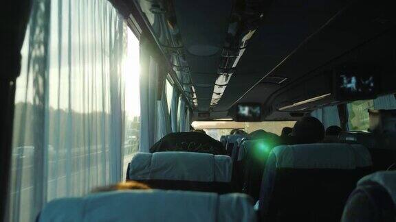 从乘客巴士内观看游客乘巴士旅行和旅游概念