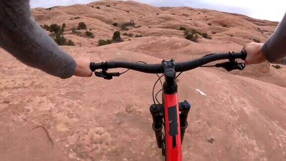 山地自行车沙漠通道的第一人称视角越过岩石
