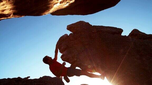 攀岩者手放在挂在巨石上的白垩袋里