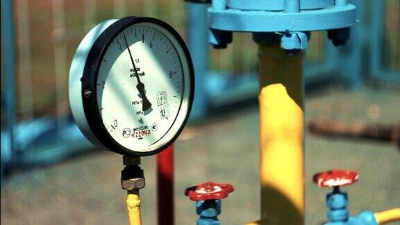 通过管道输送天然气和石油压力表测量管道中的压力止回阀石油加工站天然气的储存和净化通过管道向公众输送天然气