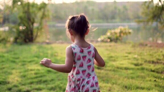 小女孩在花园里奔跑