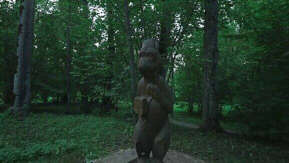公园里有趣的猴子护士木制雕像
