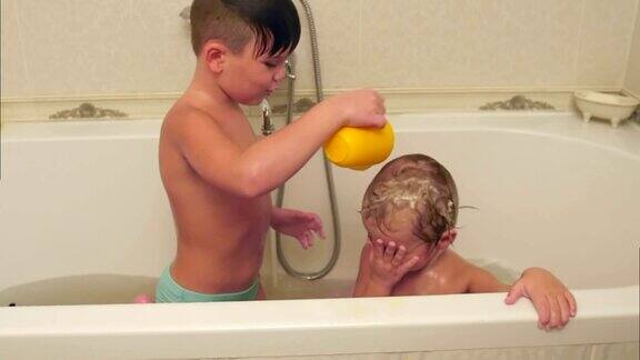 小男孩在浴缸里给弟弟洗澡