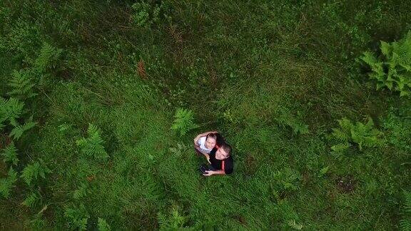 情侣从高处俯瞰森林相爱的人在森林中休息