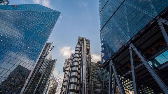 伦敦金融区的摩天大楼白天云和蓝天-4k延时拍摄