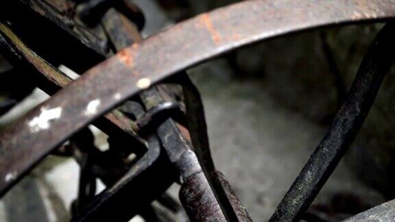 靠近-金属车轮的旧非功能农业机械