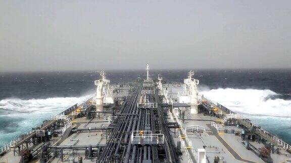 原油油轮在波涛汹涌的海面上航行