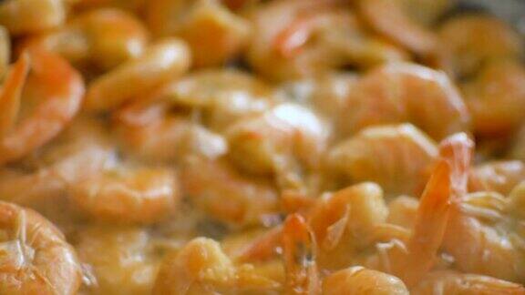 用铁锅煎大虾的特写视频海鲜烹饪过程健康饮食理念