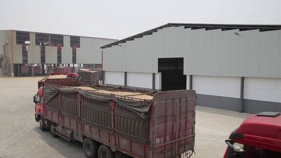 2013年7月6日中国陕西省渭南市粮食储备库小麦卡车运输