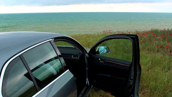 车开着门停在海边