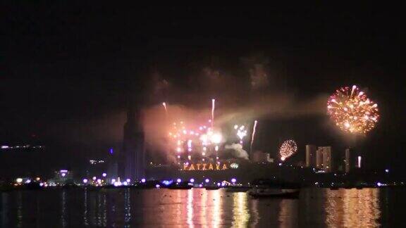 芭堤雅新年倒数之夜庆祝新年烟花在城市景观的夜晚在海上节日庆典背景4k时间流逝