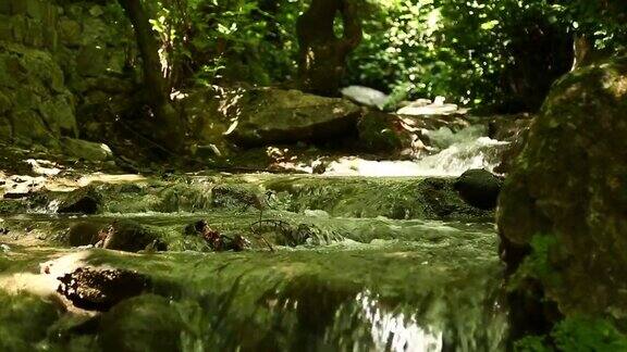 在托罗斯山脉的这一美丽的景色中一条河流流过岩石土耳其安纳托利亚06222014