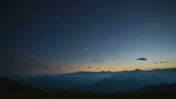 从阿尔卑斯山的高处时间从早到晚流逝