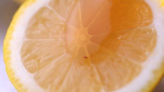 蜂蜜滴在柠檬片上的特写慢动作