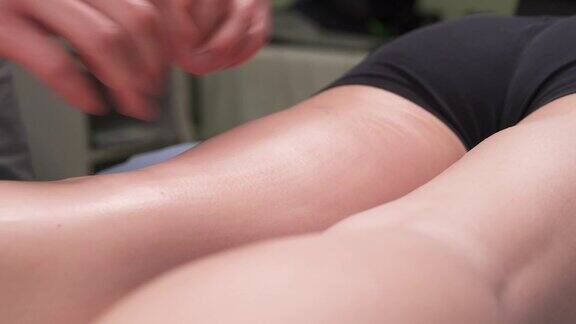 专业理疗师为女性患者进行腿部按摩运动和康复特写演示视频