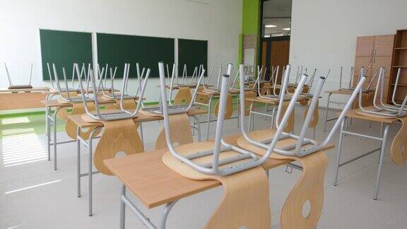桌子上有椅子的现代空教室