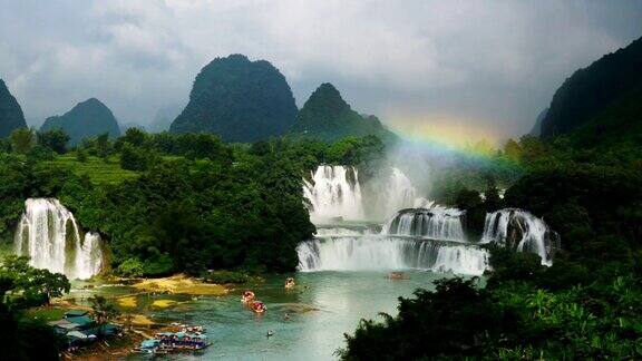 越南的Bangioc瀑布和中国的Detian瀑布位于边境附近人们可以看到这两个国家的瀑布